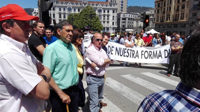 Luis venta Cueli con ganaderos