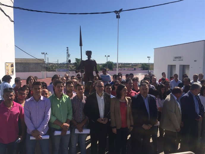 Crespín y Zurera (centro) en la entrega de ayudas en El Viso