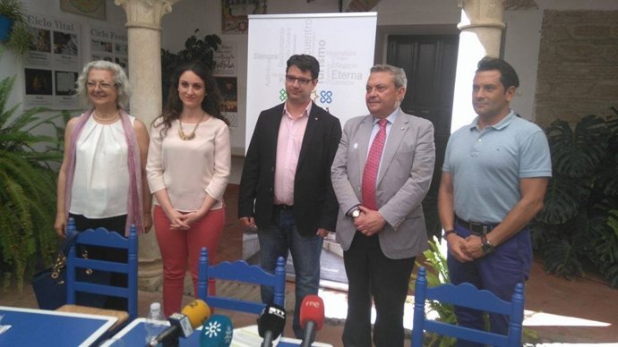 García, entre Gómez y Alcalde, durante la presentación