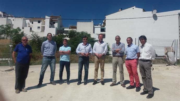 Algar (centro) en la visita a Iznájar