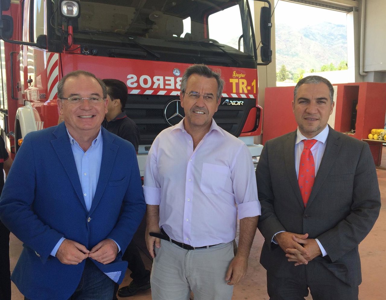 Elías Bendodo y José María García Urbano con el Consorcio de Bomberos