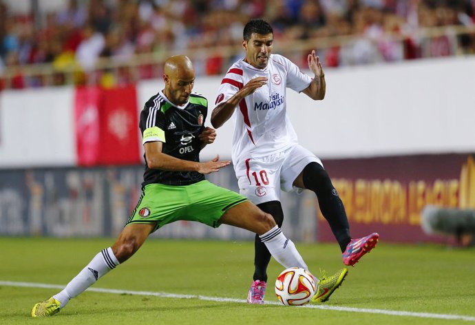 José Antonio Reyes pelea un balón con el defensa del Feyennor Karim El Ahmadi