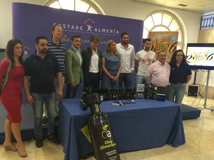 La Feria de la Cerveza enseña que hay más de 50 tipos de cerveza en Almería.