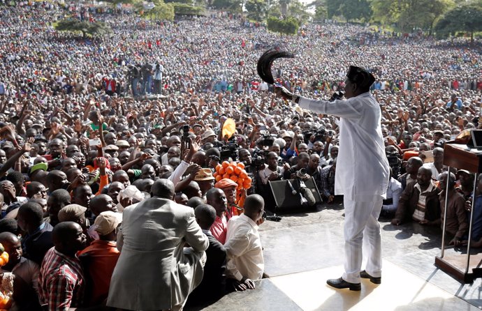El líder de la oposición, Raila Odinga, habla ante miles de simpatizantes