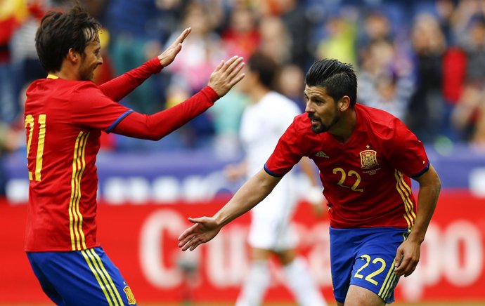 Nolito y Silva celebra un gol con la selección española