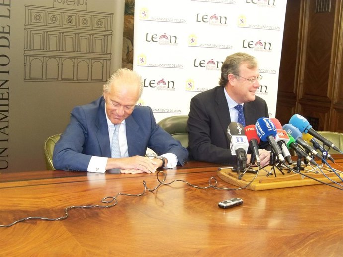 El presidente de Adif, Gonzalo Ferré, y el alcalde de León, Antonio Silván