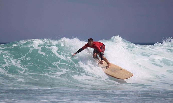 Surfista practicando surf