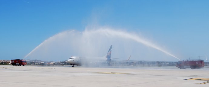 Arco de agua en el recibimiento del primer aparato de Aeroflot a Alicante