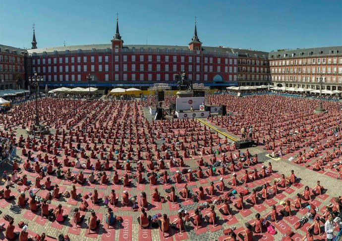 La Plaza Mayor de Madrid se vuelca con el yoga