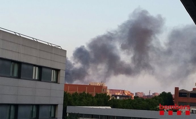 Columna de humo del incendio en una nave de desguace en Sant Adrià de Besòs