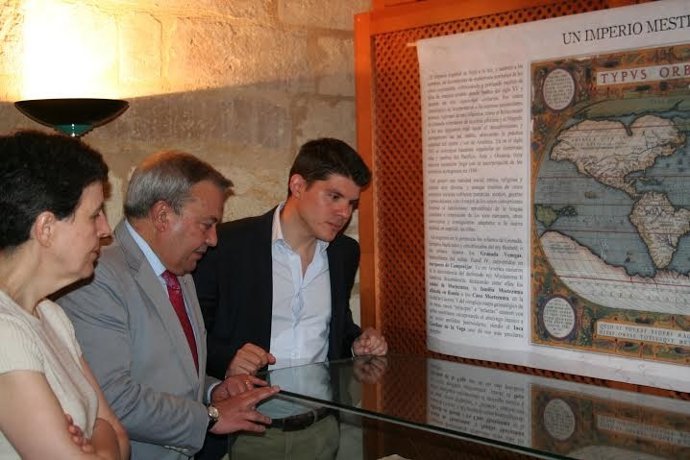 Alcalde (centro) en la exposición