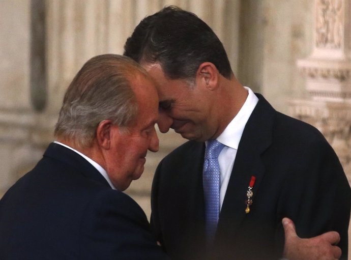 El rey Juan Carlos I y el Príncipe Felipe durante la ceremonia de abdicación