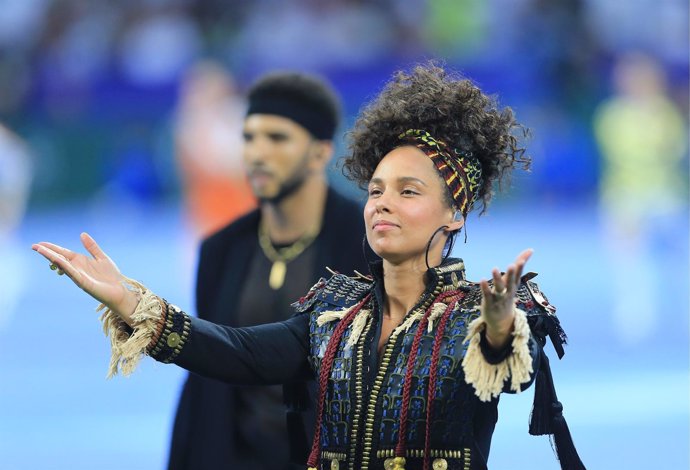 ALICIA KEYS EN LA FINAL DE LA CHAMPIONS 2016/ CORDON