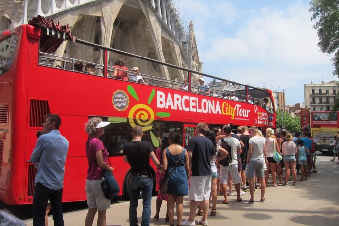 Bus turístico de Barcelona ante la Sagrada Família