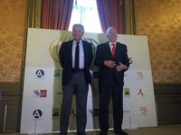 Felipe González pone la mano en el fuego por la "honradez personal" de Griñán y Chaves