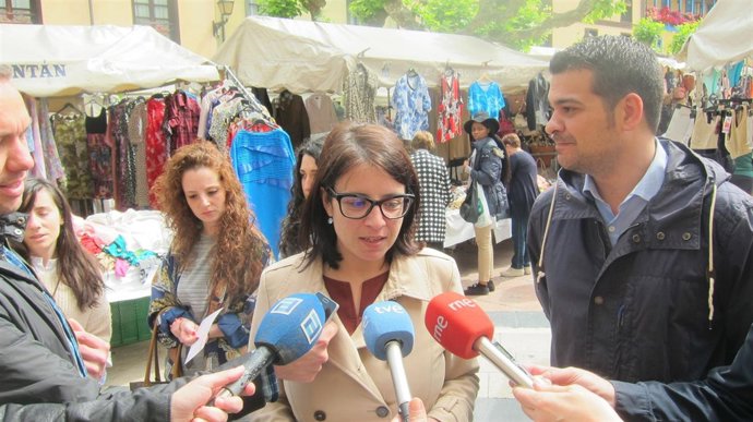 Adriana Lastra y Nino Torre en declaraciones a los medios. 
