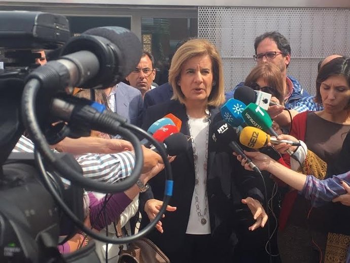 La ministra de Empleo, Fátima Báñez, en la sede de Aspacehu en Huelva.