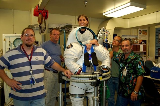 Lindsay Aitchison y su equipo de diseño del traje espacial