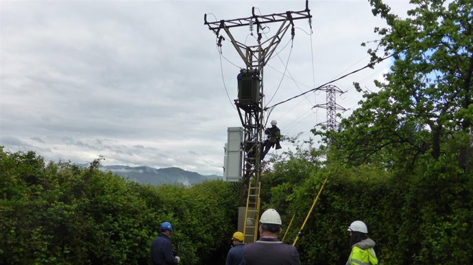 Operarios de EDP instalan un concentrador en Santa María de Piedramuelle
