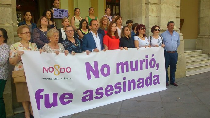 Minuto de silencio en Sevilla.