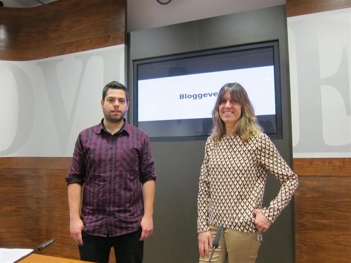 Rubén Rosón, concejal de Economía, y María Cañal, bloguera