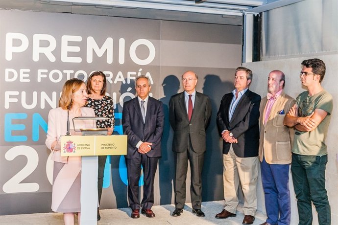 Ana Pastor inaugura la exposición del Premio de Fotografía Fundación ENAIRE