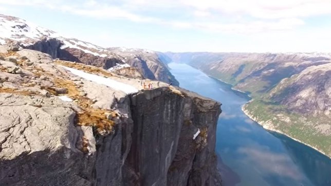 Salto base fiordos noruegos