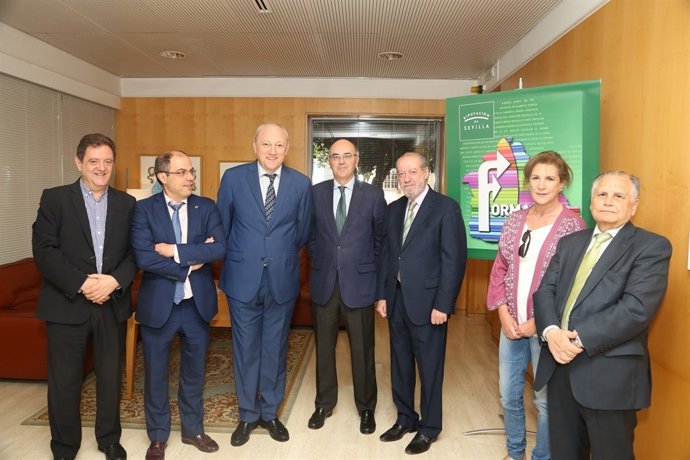 Villalobos con los ponentes.