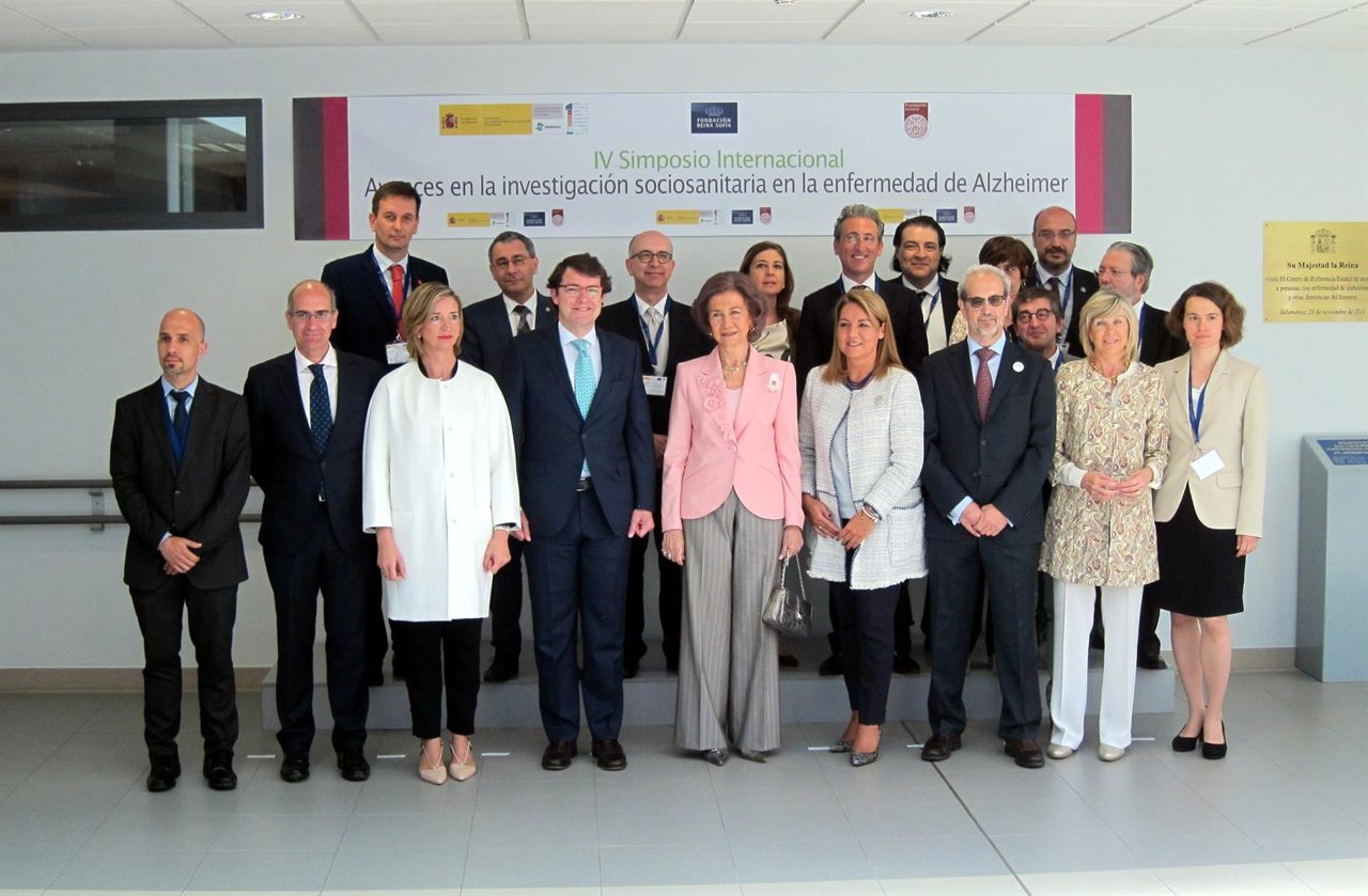 La Reina Sofía junto a autoridades y expertos en el IV Simposio Internacional ‘A
