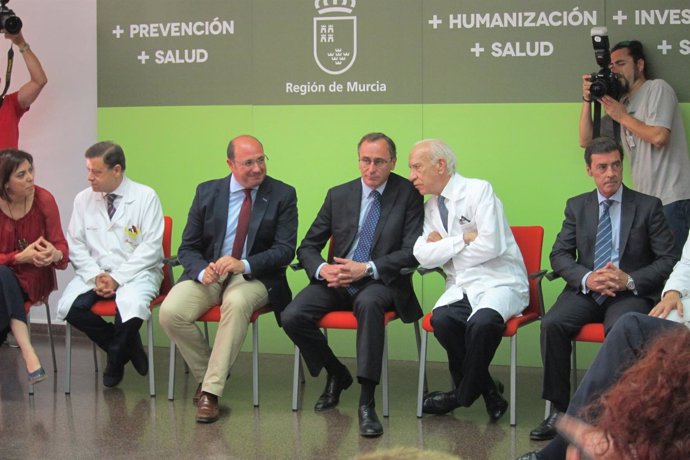 Ministro de Sanidad en funciones con el doctor Pascual Parrilla en La Arrixaca