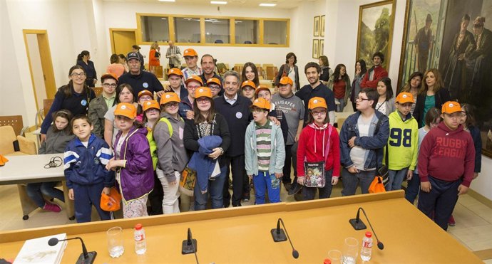 Miguel Ángel Revilla con participantes en el programa 'Alas de la Sonrisa'