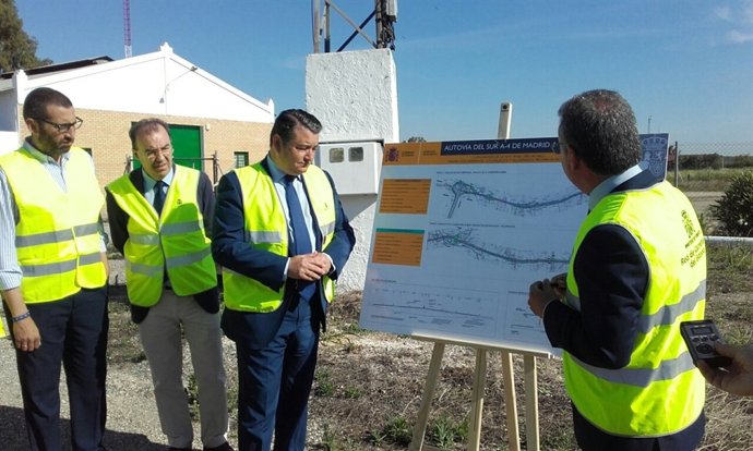 Sanz visita el tajo de la N-IV.