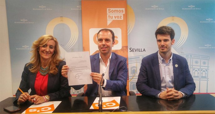 Millán muestra la comunicación oficial.