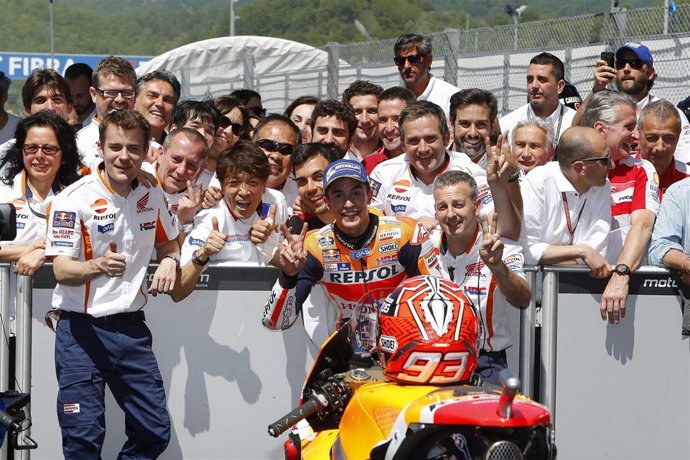Marc Márquez con el equipo celebrando el resultado en el GGPP de Italia 2016