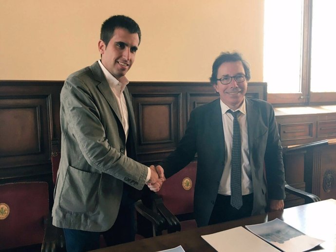 Firma del convenio entre la Generalitat y el Ayuntamiento de Cardona