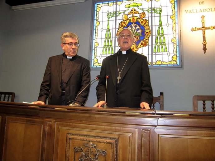 Luis Javier Argüello (izda) junto con el arzobispo de Valladolid.