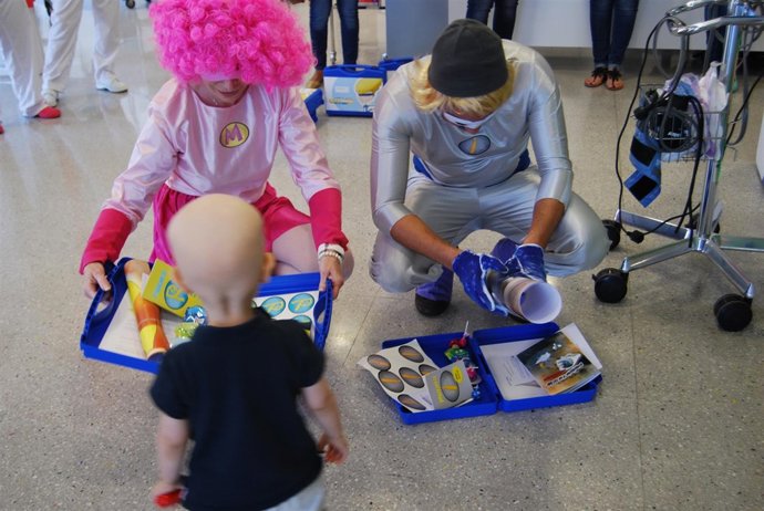 Los superhéroes reparten sus maletines en el HUC