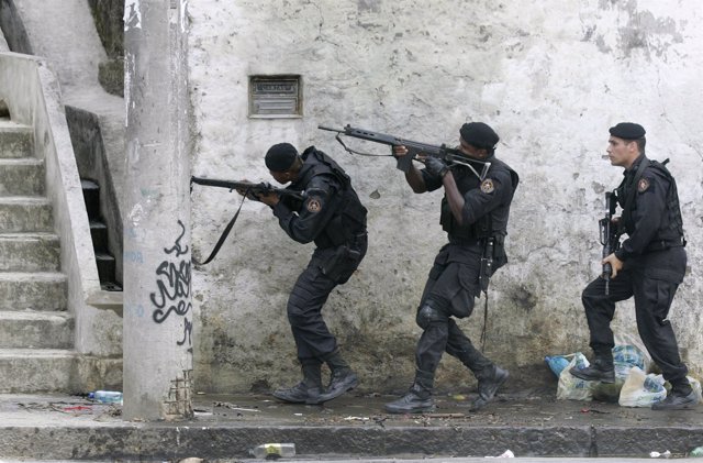 Policía militar brasileña entra en una favela de Rio de Janeiro