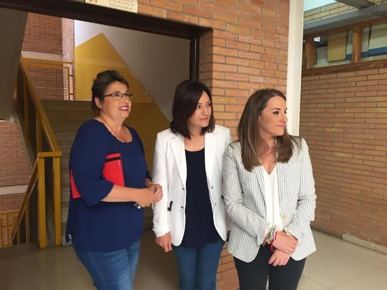 Crespín (centro) y Ruiz (dcha.) visitan el IES Medina Azahara 