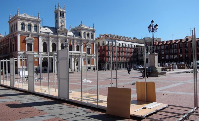 Instalación de casetas en la Plaza Mayor de Valladolid