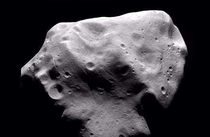 El asteroide 21 Lutetia durante la máxima aproximación de la misión Rosetta