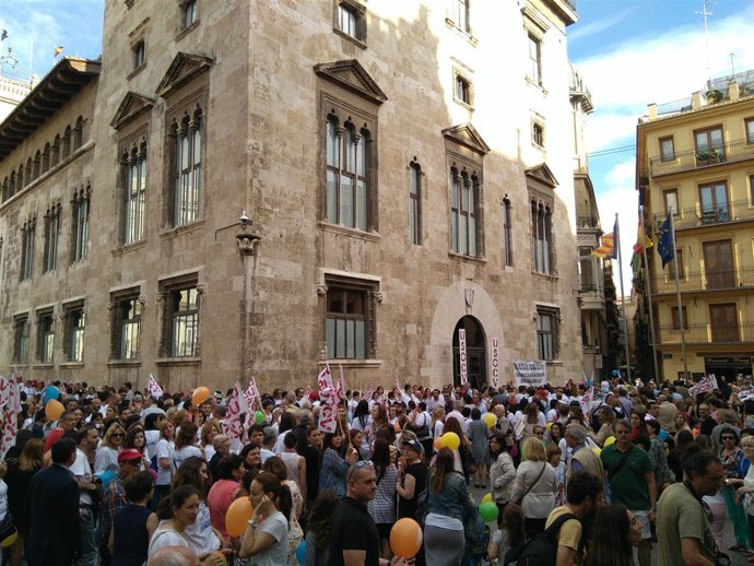 En la concentración han formado la cadena humana más de 500 personas