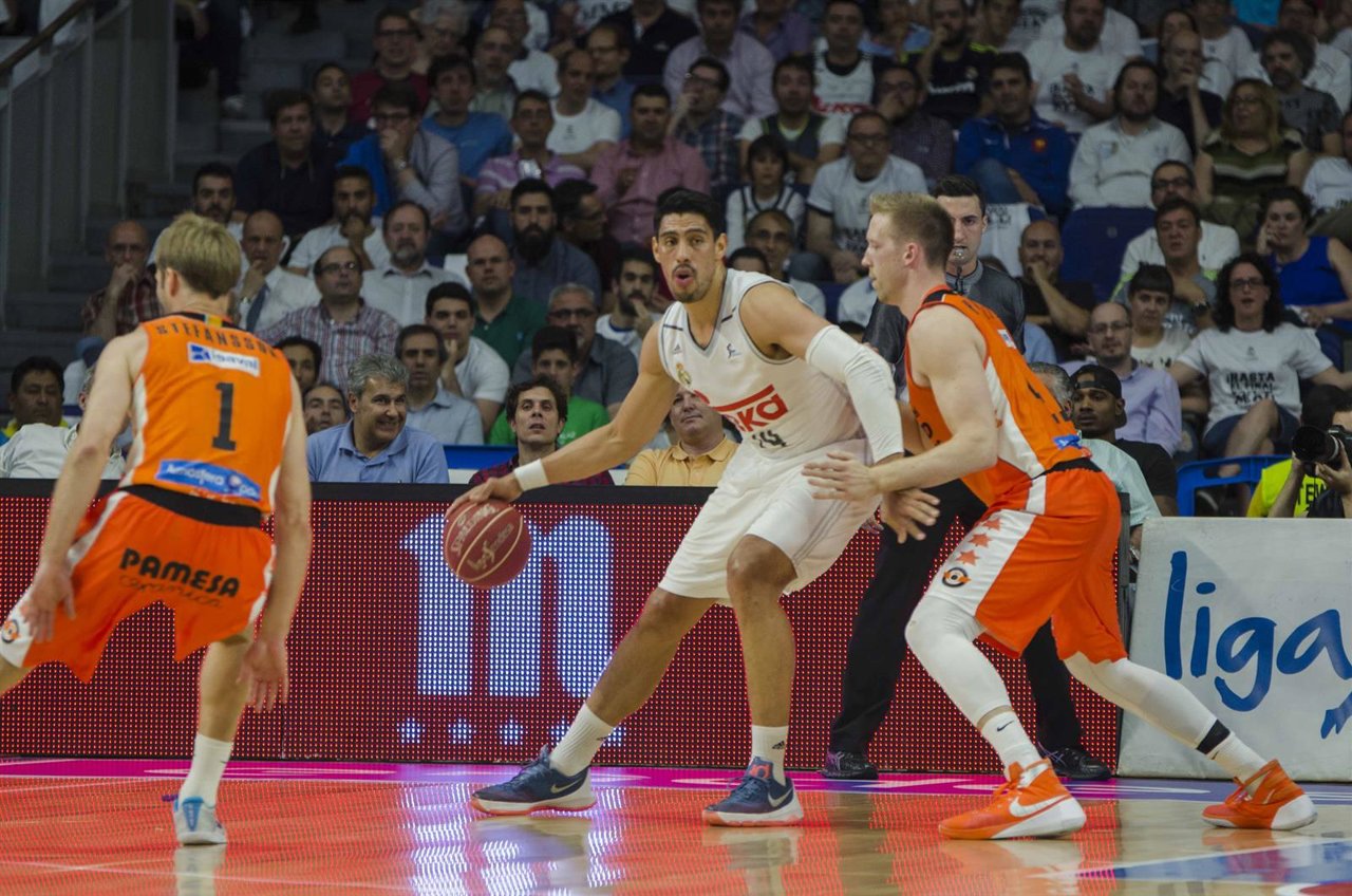 Gustavo Ayón ataca ante el Valencia Basket