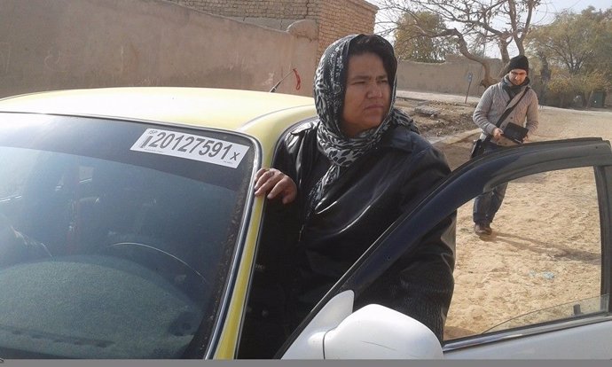 La primera mujer taxista afgana
