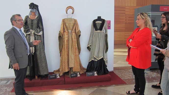 La exposición 'La moda de Isabel I y su época', en la Bilbioteca Central