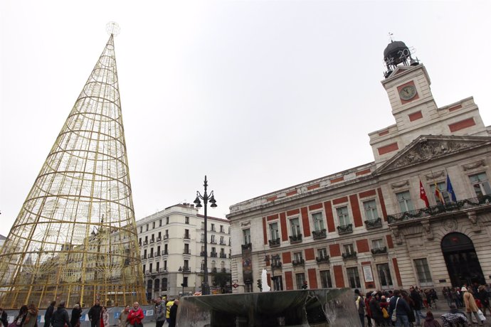 Árbol De Navidad, Fiestas Navideñas, Puerta Del Sol De Madrid