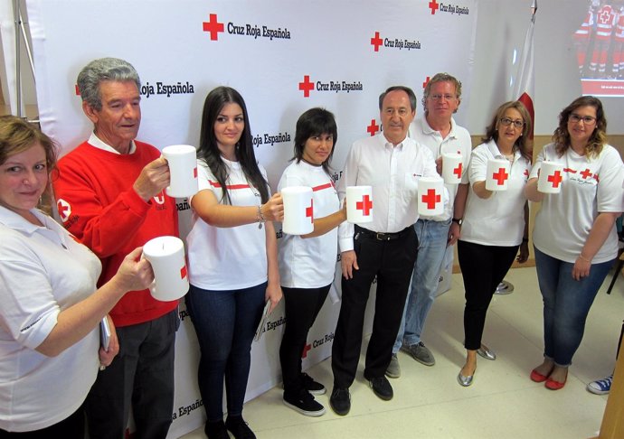 Representantes y voluntarios de Cruz Roja Salamanca