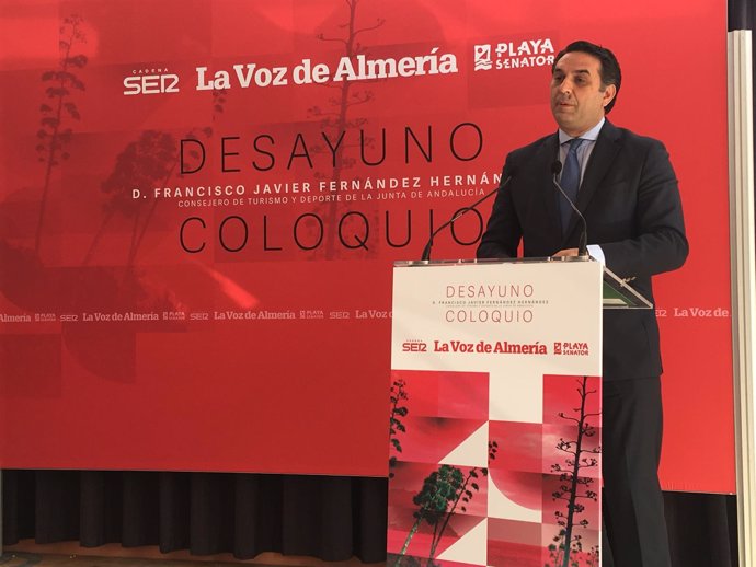 Fernández durante su intervención en el foro-coloquio de La Voz de Almería