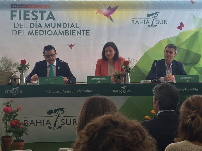 Ernesto  Pardo, gerente de Bahía Sur, Patricia Cavada y Ángel Acuña