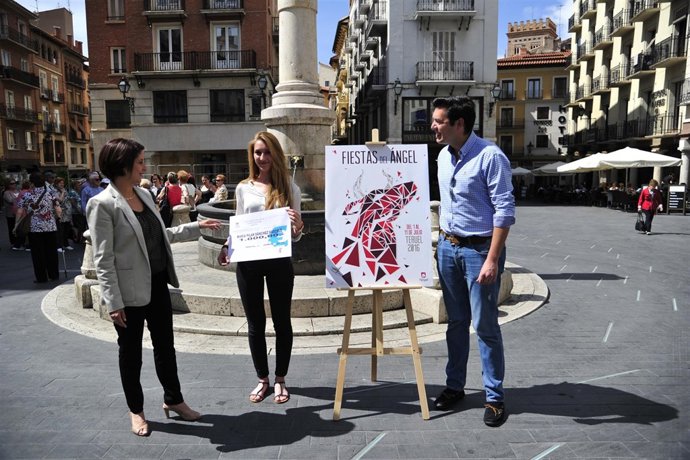 La alcaldesa de Teruel ha entregado el cheque a la autora del cartel